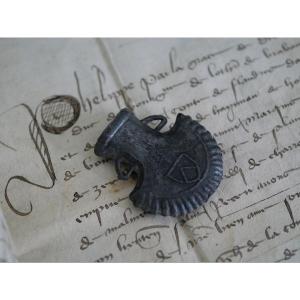 Ampoule de pèlerinage médiévale en alliage d’étain – Angleterre – XIVe / XVe siècle