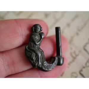 Rare boucle de ceinture médiévale en bronze – Homme priant – XIVe siècle – Collection Brunet