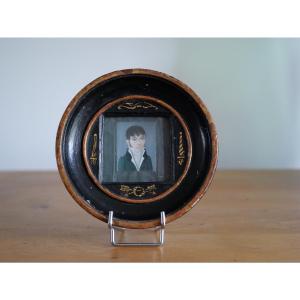 Miniature funéraire Premier Empire – Portrait d’homme dans son cadre mortuaire d’origine XIXe
