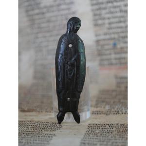 Applique de chasse dite « Poupée » – Vierge de Crucifixion en bronze – Limoges XIIIe, médiéval