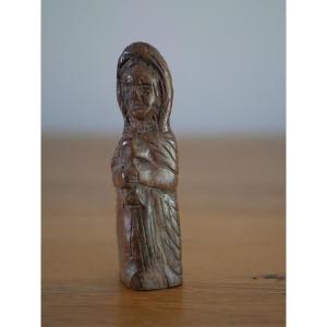 Statuette médiévale représentant une sainte à la croix – Manche de couteau, XIVe-XVe siècle