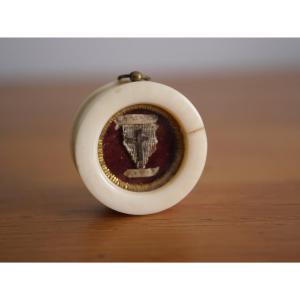 Reliquaire en ivoire relique de la Vraie Croix du Christ, XIXe siècle, avec sceau épiscopal 