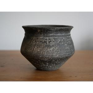 Pot mérovingien en céramique tournée à décor de croix, VIe–VIIe siècle, archéologie