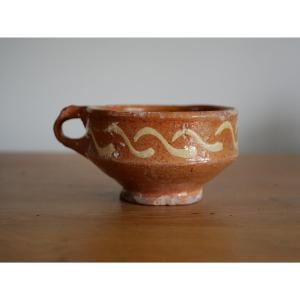 Tasse en céramique hollandaise à décor de vagues, milieu XVIIe siècle, Flandres, Haute époque