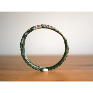Bracelet romain en verre vert irisé – IVe siècle après J.-C. Archéologie, verrerie, antiquité