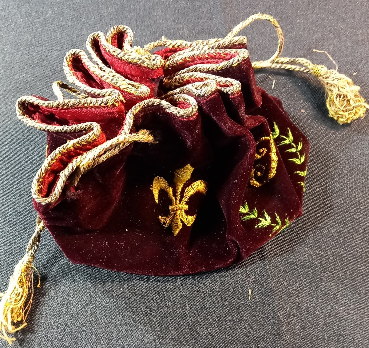 Bourse à Jetons en Tissu Broderies sur Velours Epoque Restauration XIXe Fleurs de Lys Royaliste
