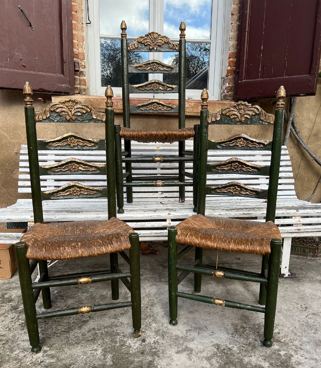 Suite de Trois Chaises Paillées en Bois Polychromes et Dorées XVIIIe Siècle Espagne 