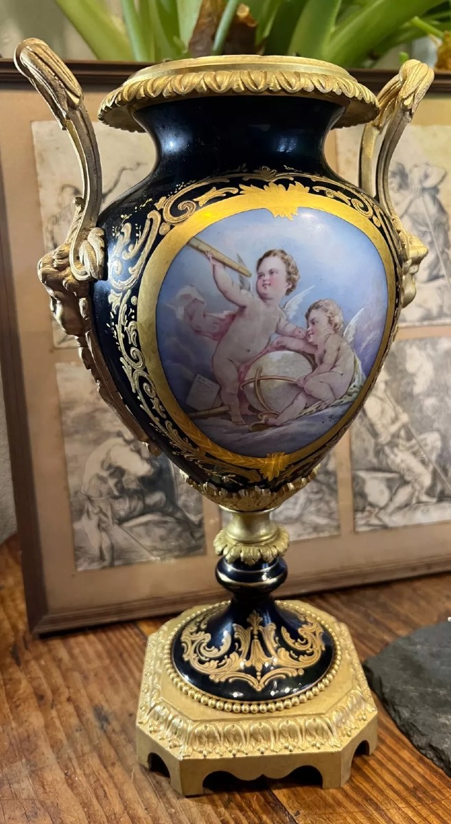 Vase Porcelaine Sèvres Monture Bronze Napoléon III Peinture Angelots Science Astronomie Bronze