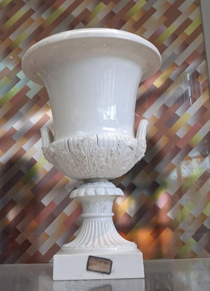 Important Medici Shape Vase In Biscuit And Mehun-sur-yèvre (cher) Porcelain, Louis XVIII-photo-7