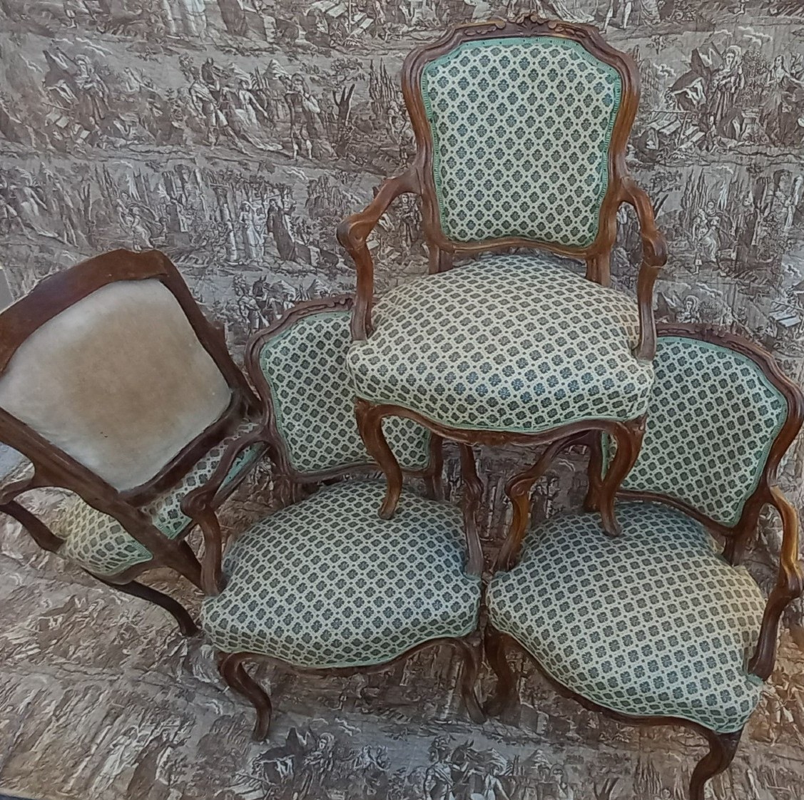 Suite de Quatre Fauteuils en Cabriolet d'Epoque Louis XV en Bois Naturel 