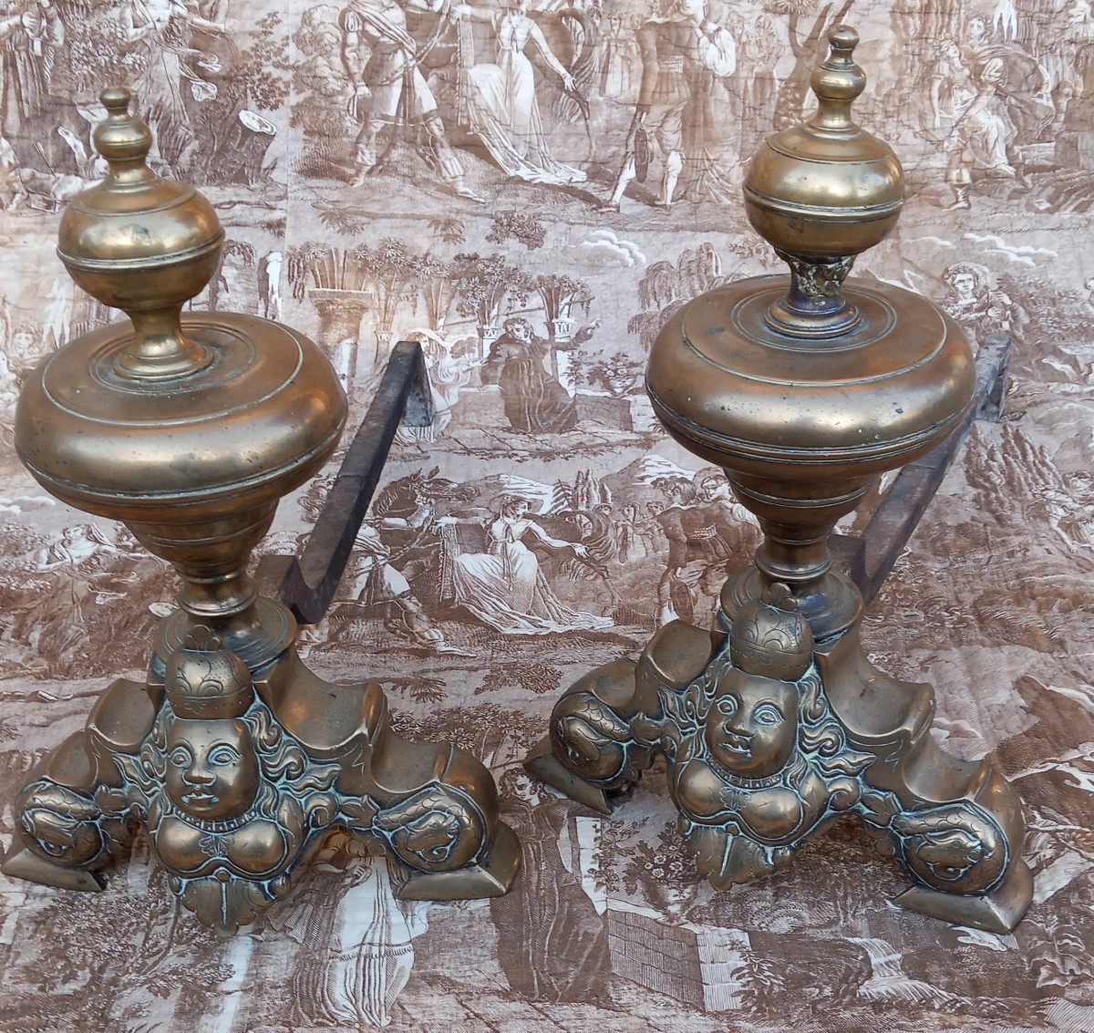 Paire de Chenets en Bronze dits "Marmousets" aux Dauphins  XVIIe Siècle 