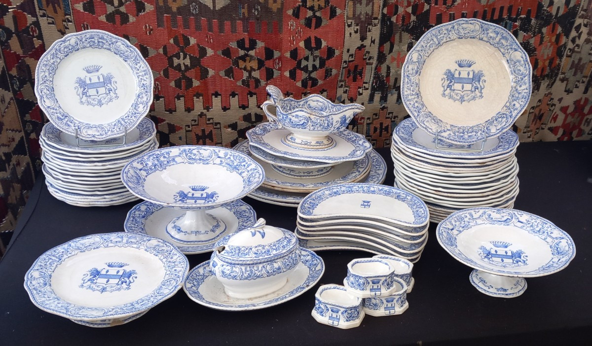Gien Faience Coat Of Arms And Count's Crown Tableware, 19th Century, Nobility