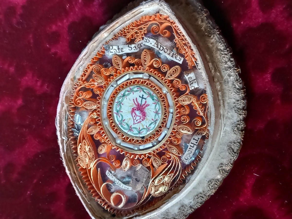 Reliquaire de Voyage fin XVIIIe siècle de Forme Navette Tissu et Verre Apôtres Sacré Coeur -photo-2