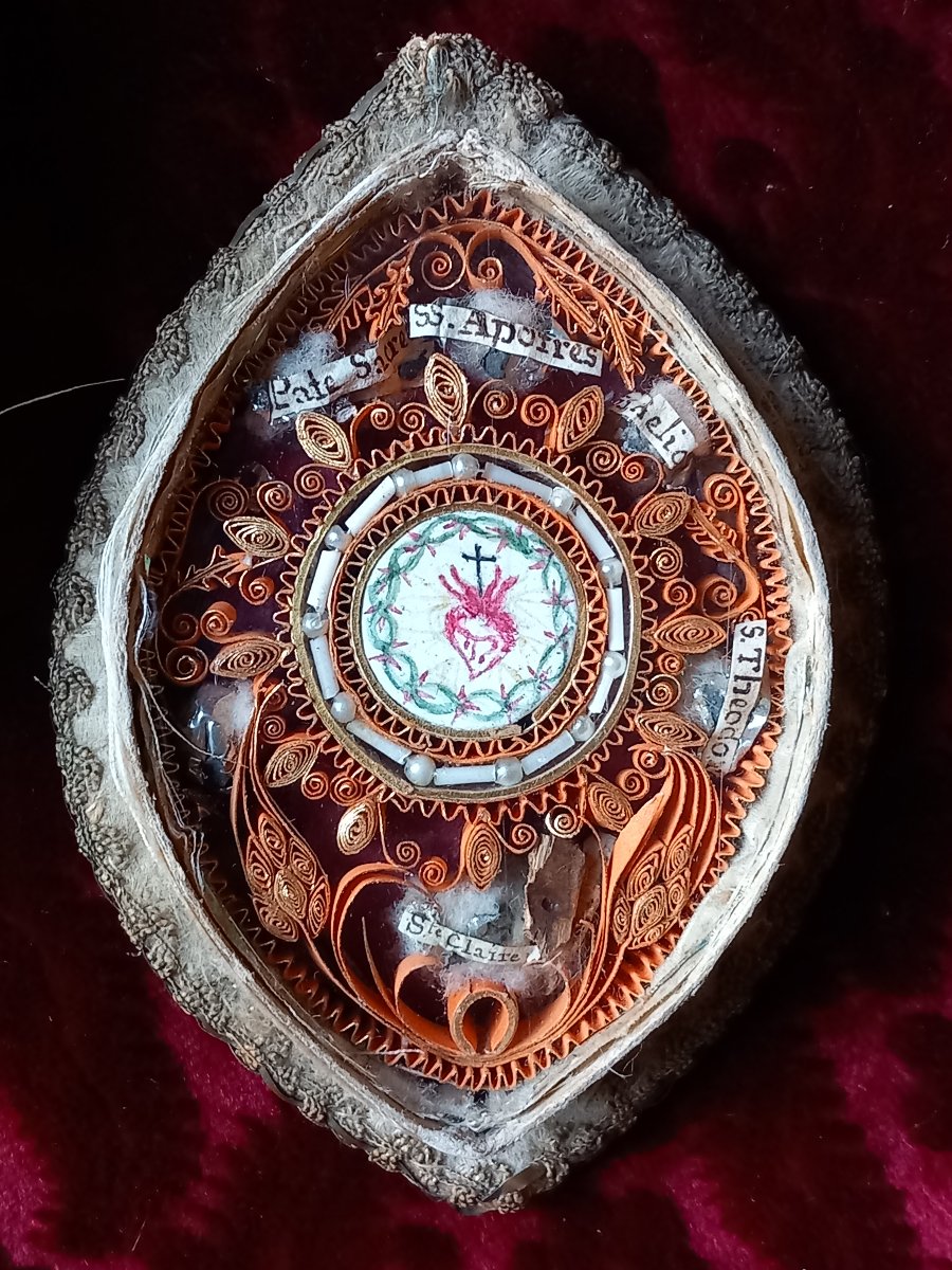 Reliquaire de Voyage fin XVIIIe siècle de Forme Navette Tissu et Verre Apôtres Sacré Coeur 