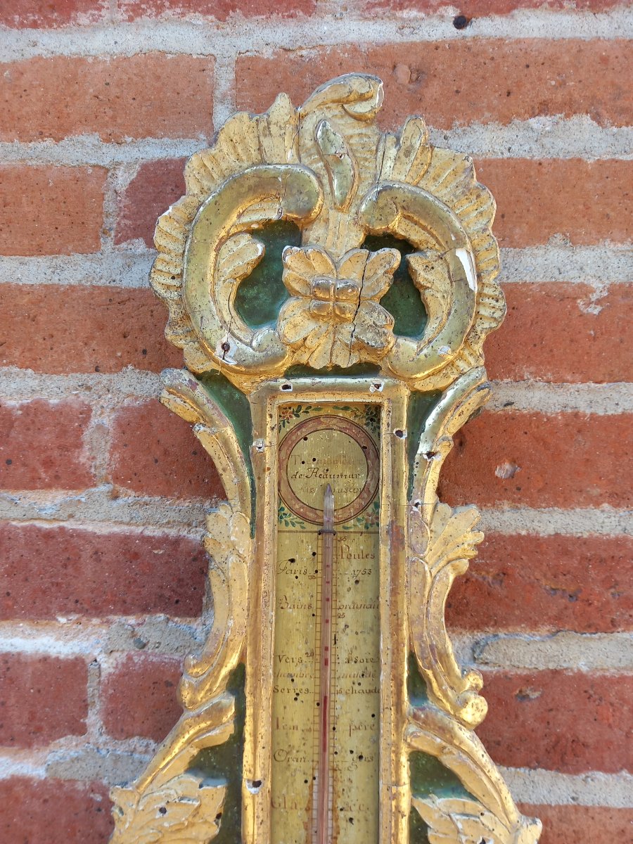 Barometre-Thermomètre en bois laqué vert et doré mouluré et sculpté de cartouches, fleurettes -photo-2