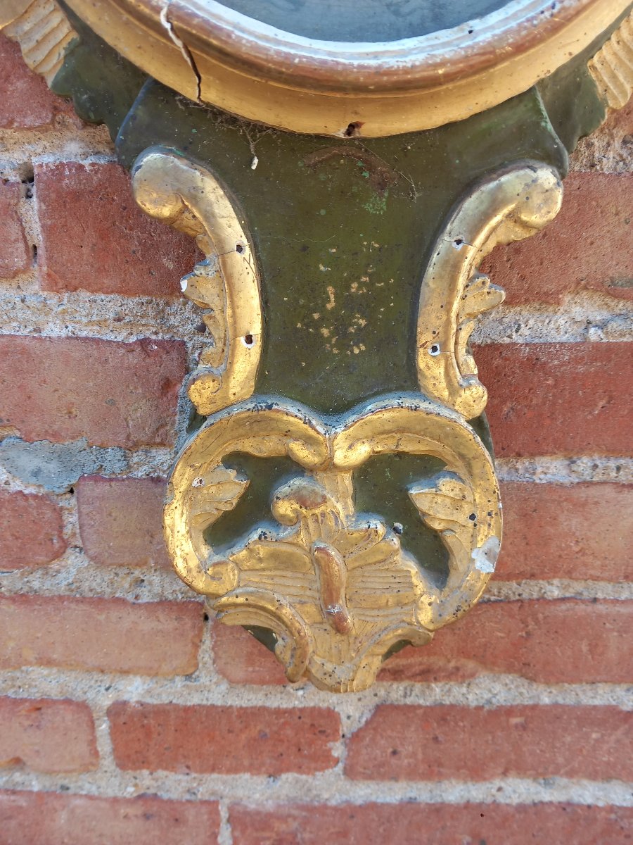 Barometre-Thermomètre en bois laqué vert et doré mouluré et sculpté de cartouches, fleurettes -photo-1