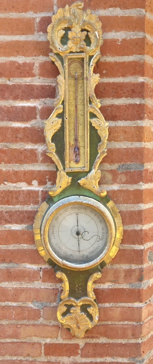 Barometre-Thermomètre en bois laqué vert et doré mouluré et sculpté de cartouches, fleurettes 