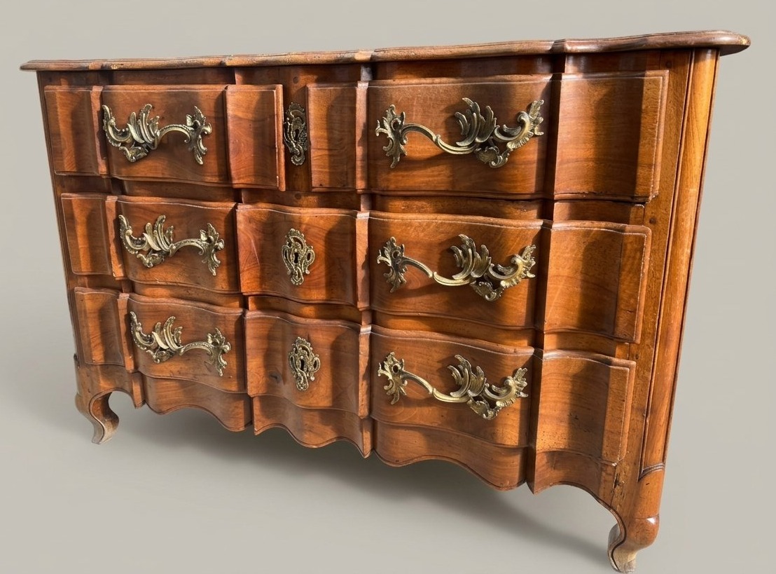 Commode dite "Arbalète" Noyer Sculpté Première Moitié du XVIIIe siècle