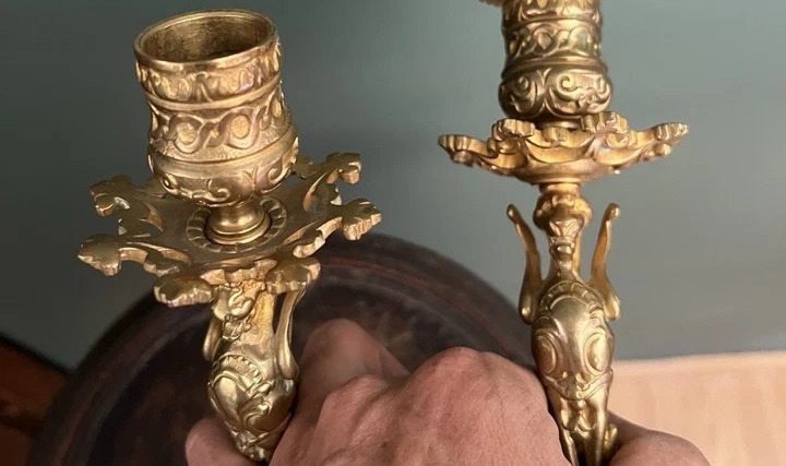 Paire de Bougeoirs à Décor de Chimères Bronze XIXe siècle Style Historiciste-photo-1
