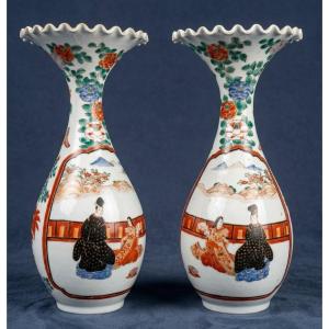 Paire de Vases Porcelaine Décor de Scènes de personnages & Fleurs Asie Japon XIXe
