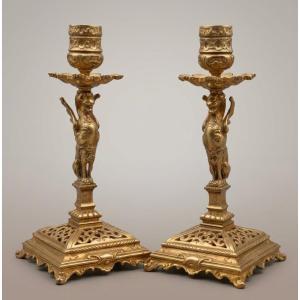 Paire de Bougeoirs à Décor de Chimères Bronze XIXe siècle Style Historiciste