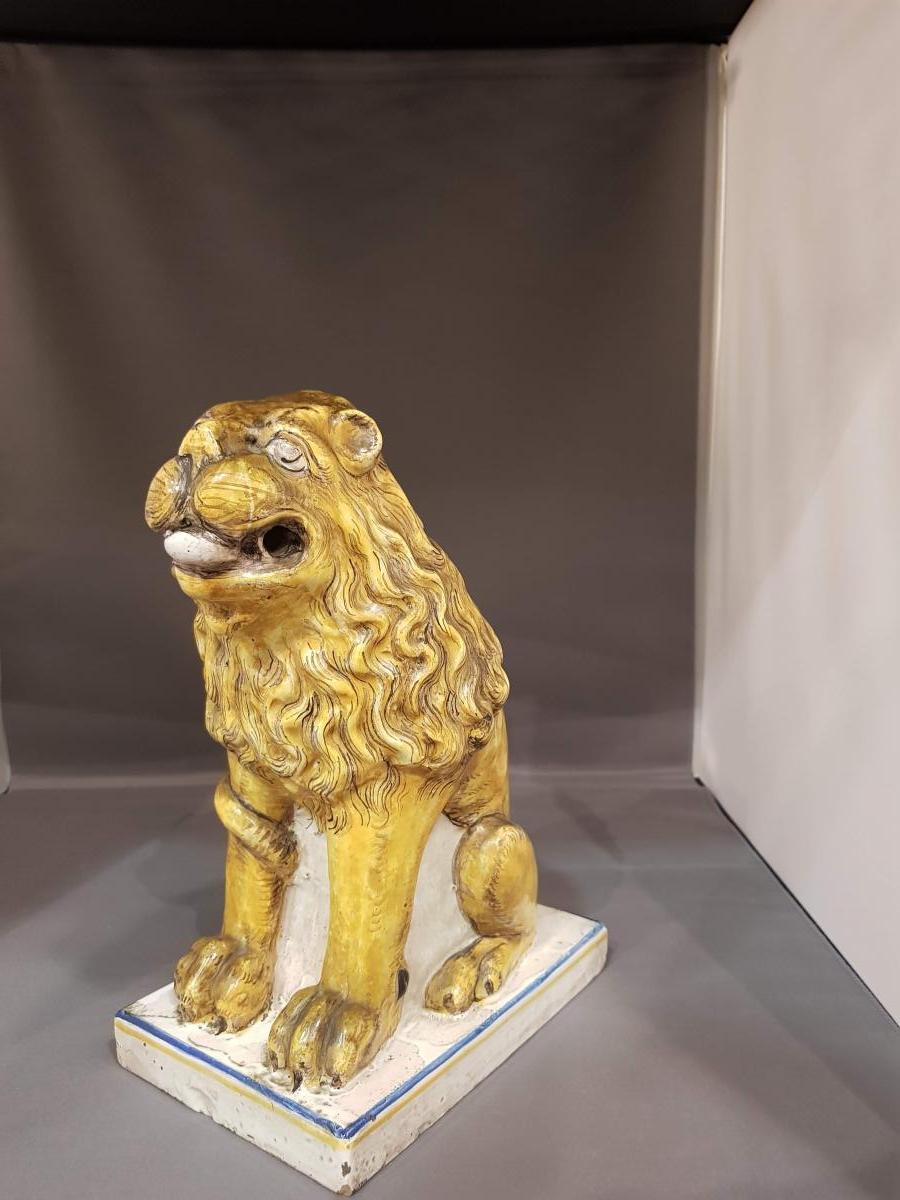Lion Assis en faience ( élément De Poele)