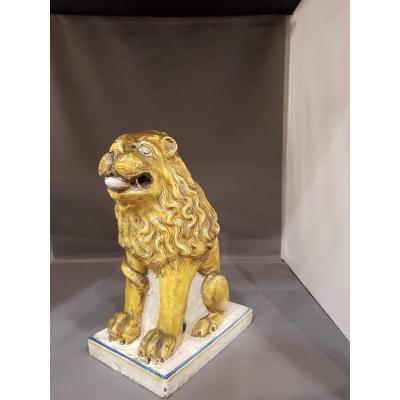 Lion Assis en faience ( élément De Poele)