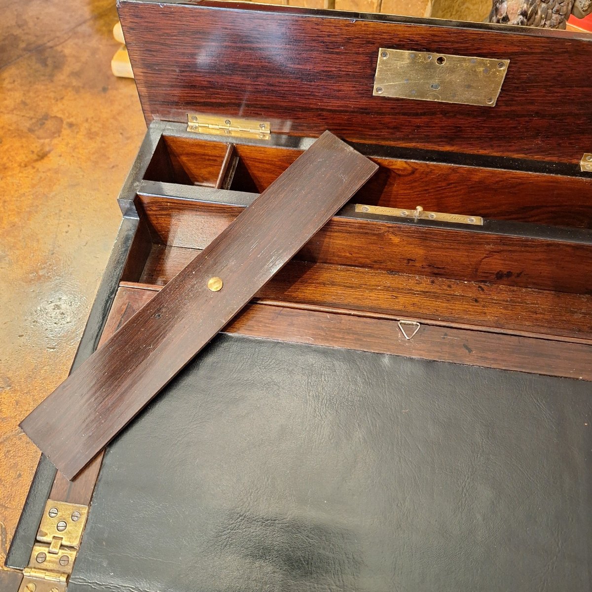 Ecritoire d'époque Napoléon III — loupe d'amboine, palissandre et laiton — signé Tahan-photo-4