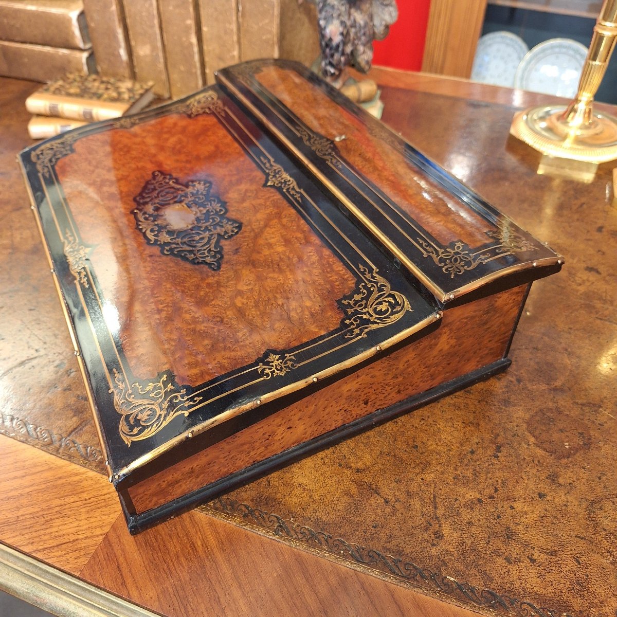 Ecritoire d'époque Napoléon III — loupe d'amboine, palissandre et laiton — signé Tahan-photo-3