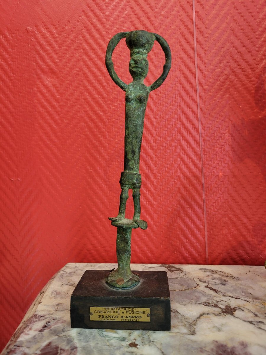 Franco d'Aspro (1911-1995)-"Portatrice", statuette en bronze à patine de fouille, circa 1950.