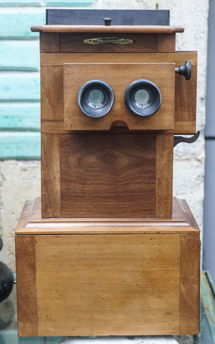 UNIS FRANCE Visionneuse, borne stéréoscopique contenant 336 stéréoscopies sur plaques.