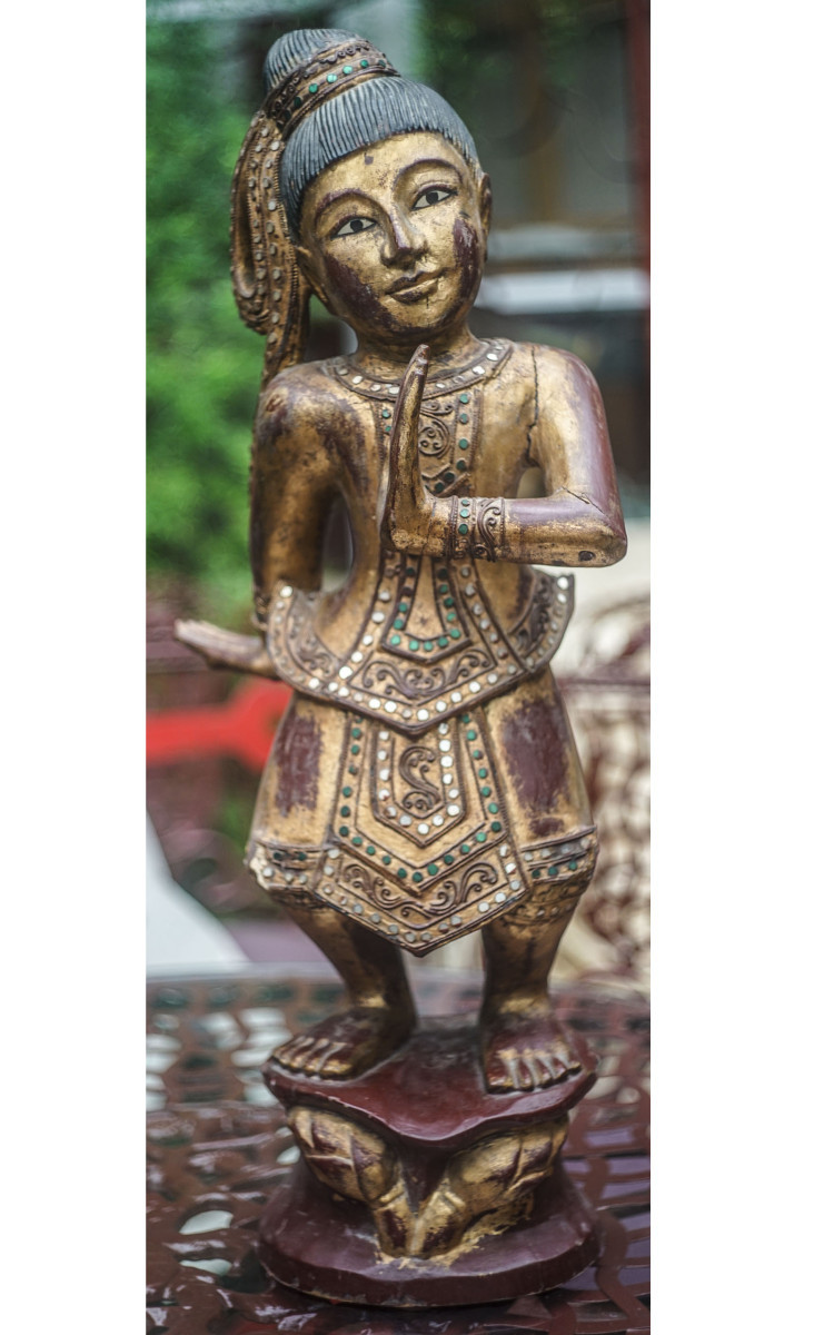 Danseuse birmane en bois doré