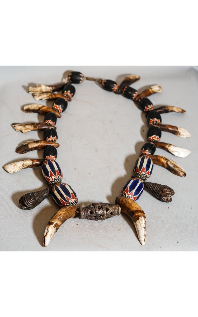 COLLIER ETHNIQUE MAMBILA Afrique, dents de tigre et perles chevrons