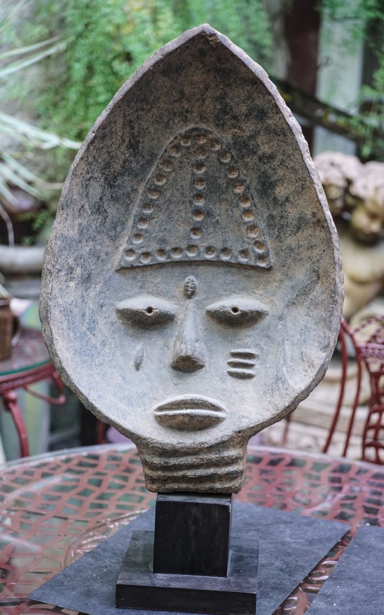 TÊTE AKAN, terre cuite sur socle, peuple Kwahu, Ghana