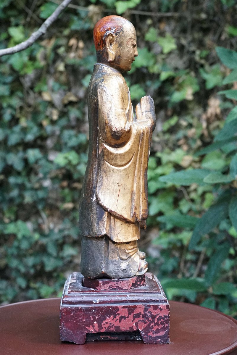 CHINE :  ADORANT, sculpture bois laqué doré feuille or. Milieu XIX Siècle-photo-5