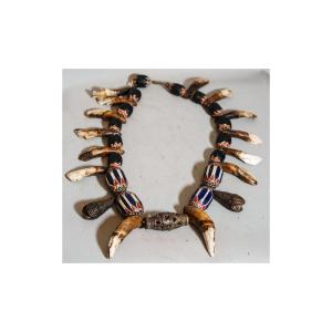 COLLIER ETHNIQUE MAMBILA Afrique, dents de tigre et perles chevrons