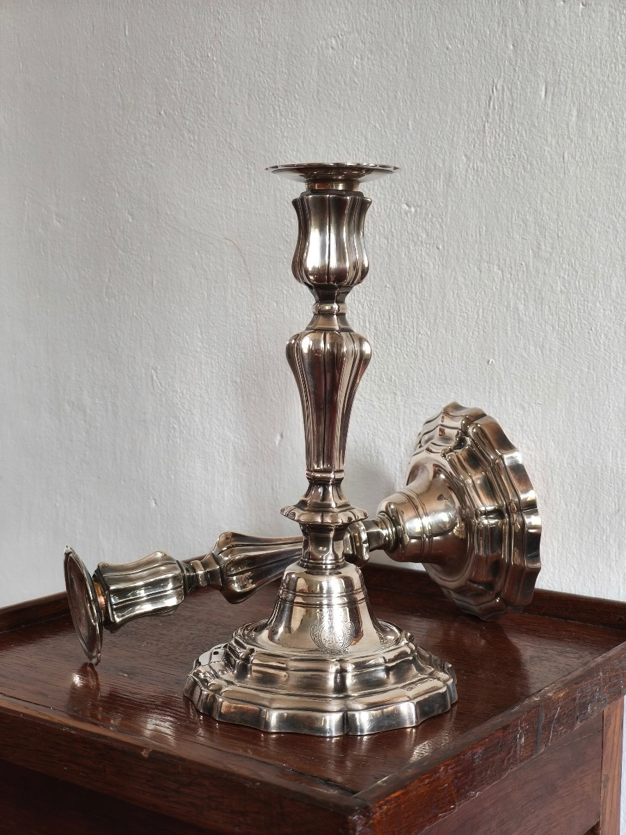 Paire de Bougeoirs en métal argenté avec Armoiries (couronne de marquis), XVIIIème