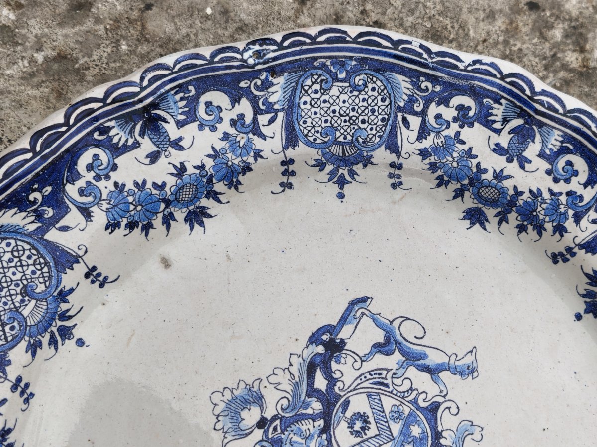 Grand plat Rouen à décor d'armoiries, XVIIIe siècle-photo-1
