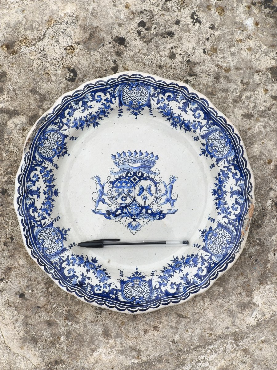 Grand plat Rouen à décor d'armoiries, XVIIIe siècle-photo-3