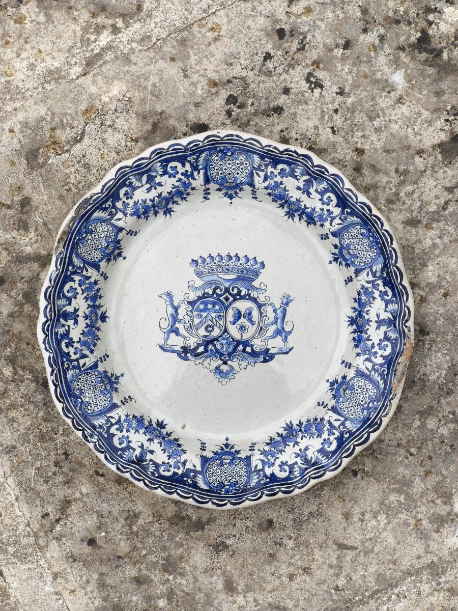 Grand plat Rouen à décor d'armoiries, XVIIIe siècle