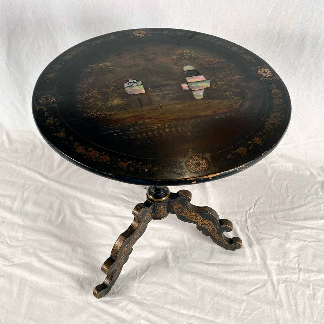 Guéridon basculant Napoléon III, bois laqué noir, décor peint et burgauté-photo-3