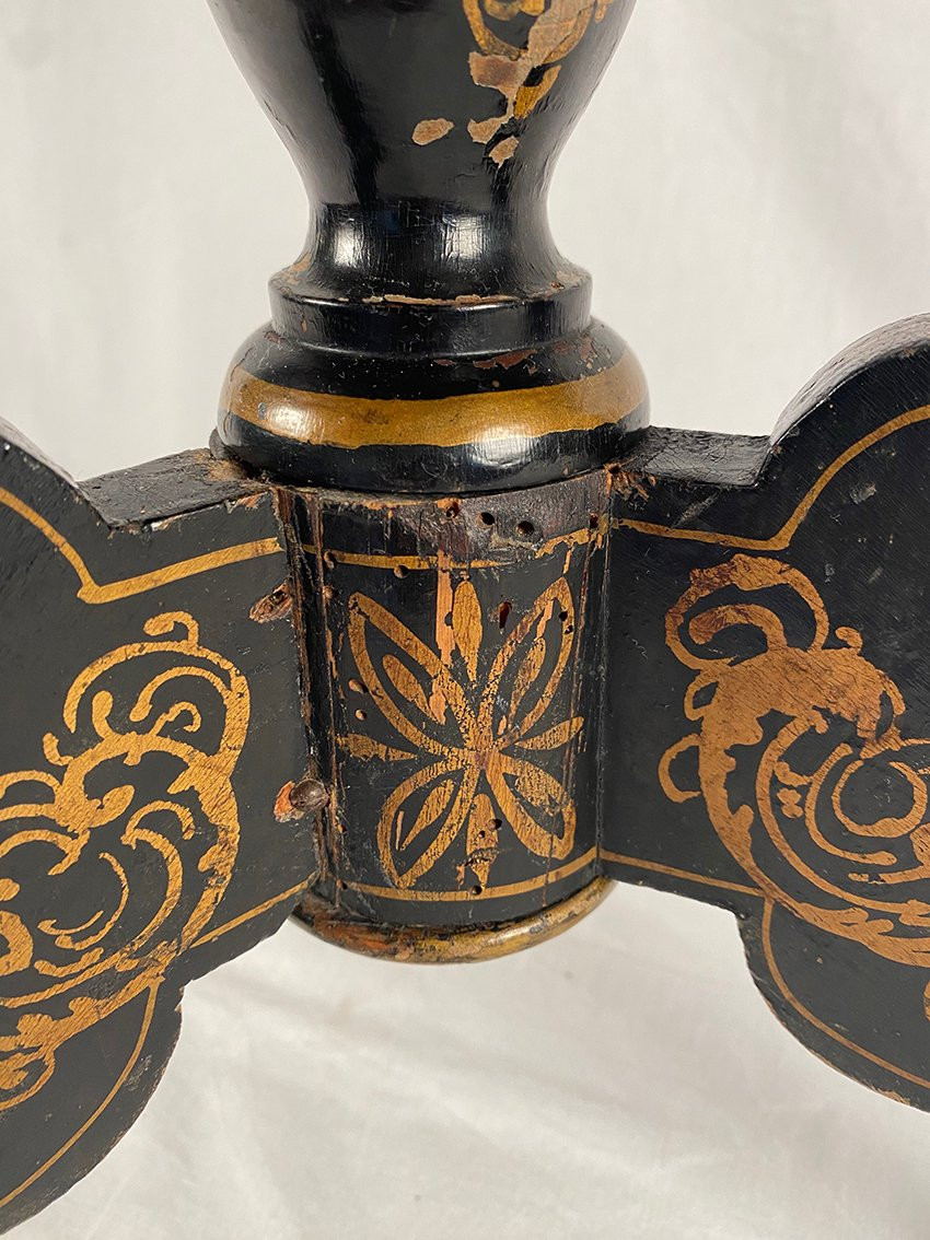 Guéridon basculant Napoléon III, bois laqué noir, décor peint et burgauté-photo-4