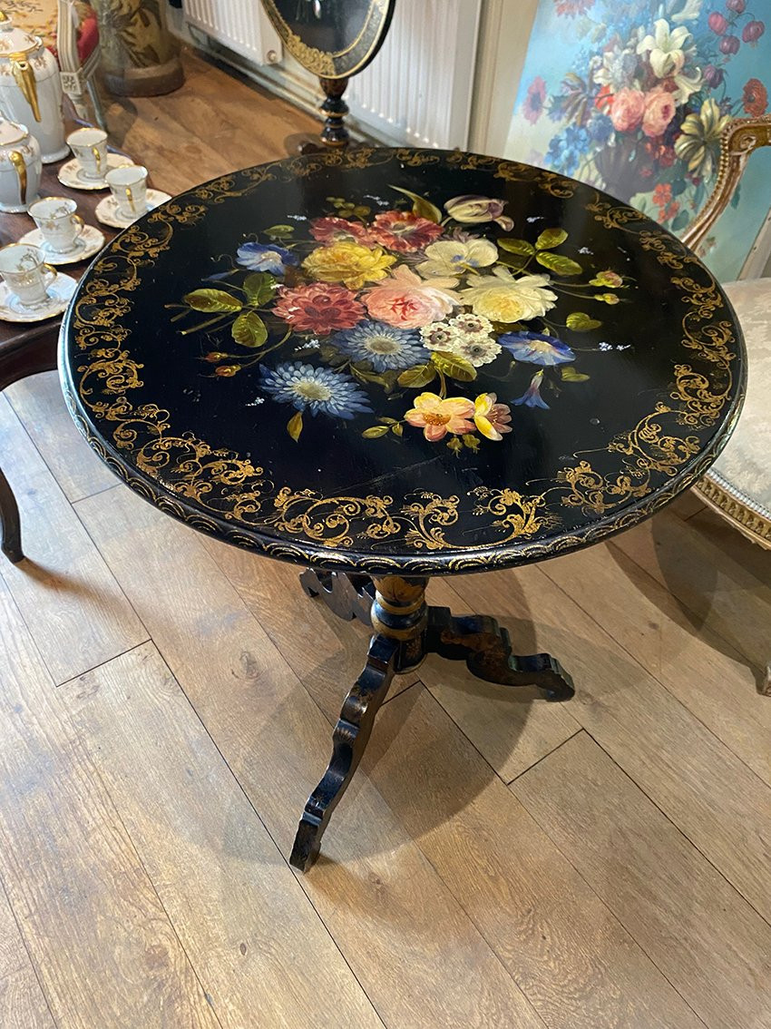 Guéridon basculant Napoléon III, décor d’un bouquet de fleurs sur fond laqué noir-photo-2