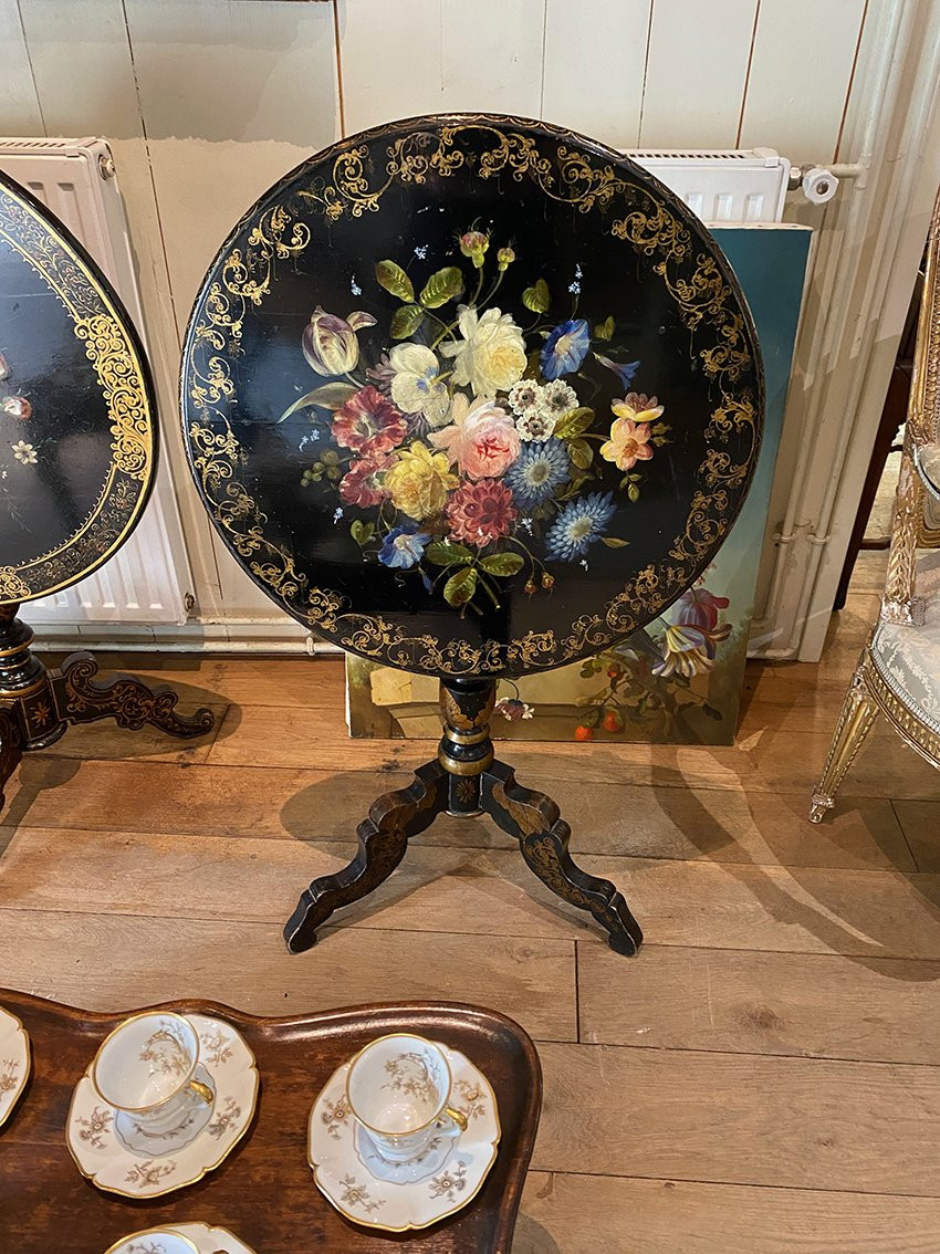 Guéridon basculant Napoléon III, décor d’un bouquet de fleurs sur fond laqué noir-photo-3