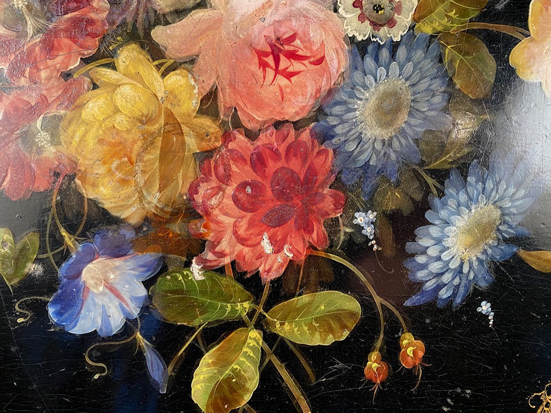 Guéridon basculant Napoléon III, décor d’un bouquet de fleurs sur fond laqué noir-photo-1