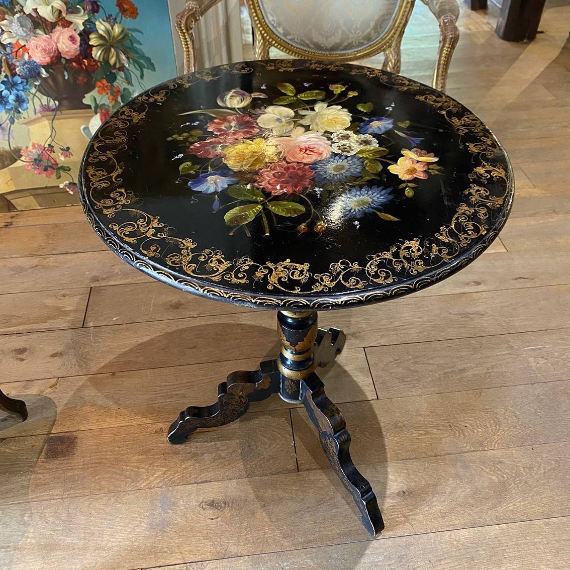 Guéridon basculant Napoléon III, décor d’un bouquet de fleurs sur fond laqué noir