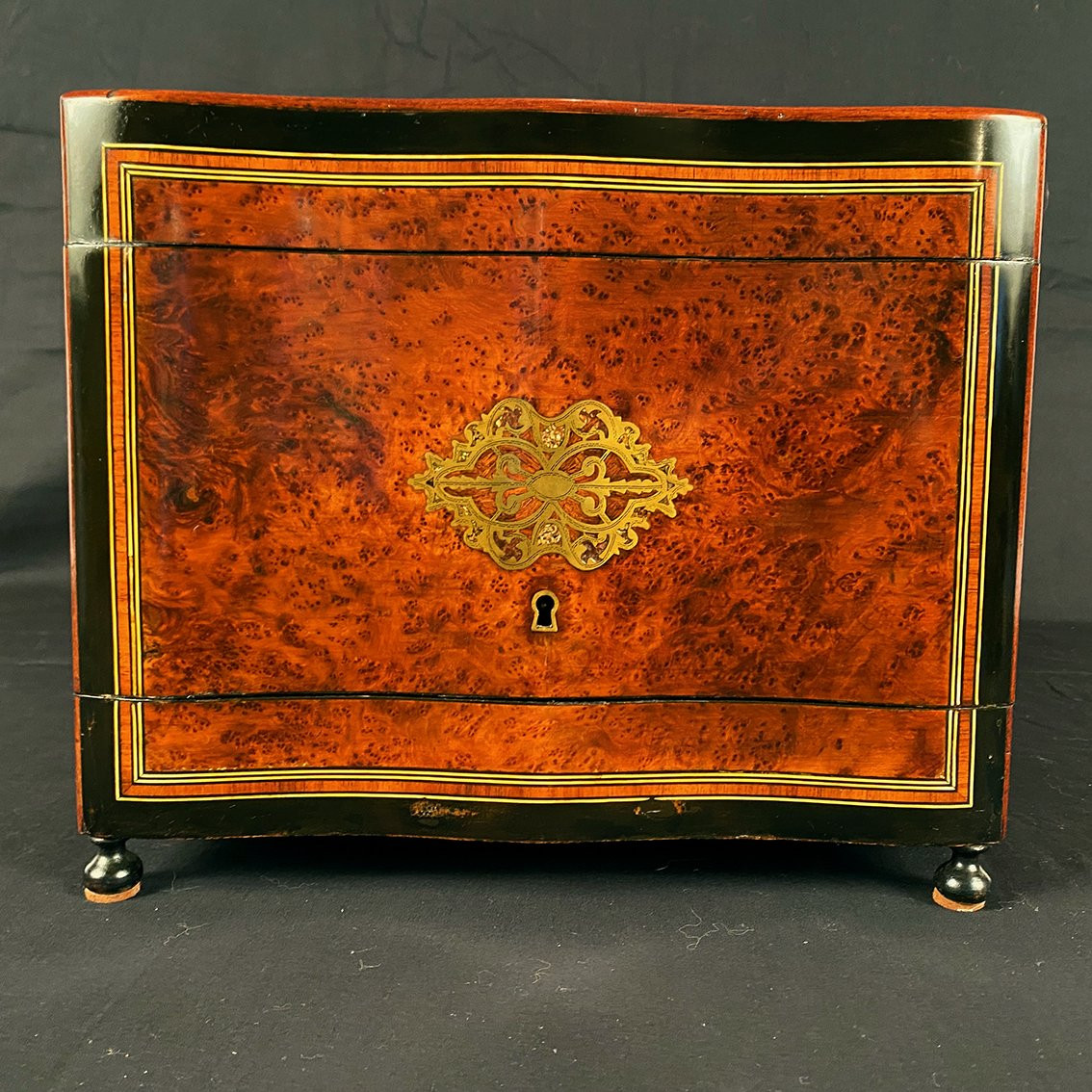 Cave à liqueur en ronce de noyer et marqueterie de laiton, époque Napoléon III-photo-1