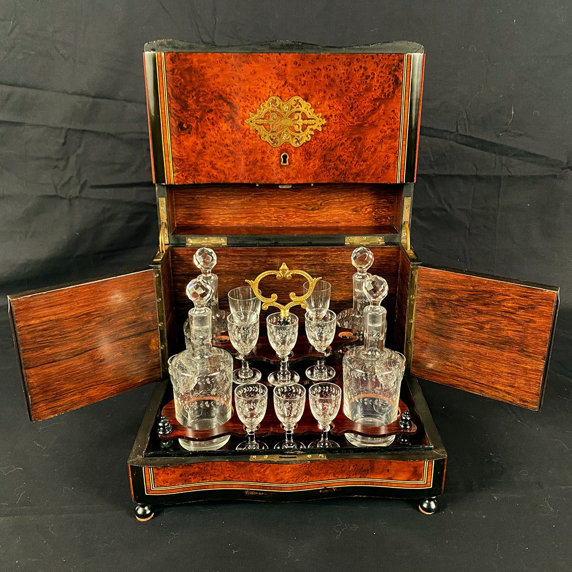 Cave à liqueur en ronce de noyer et marqueterie de laiton, époque Napoléon III
