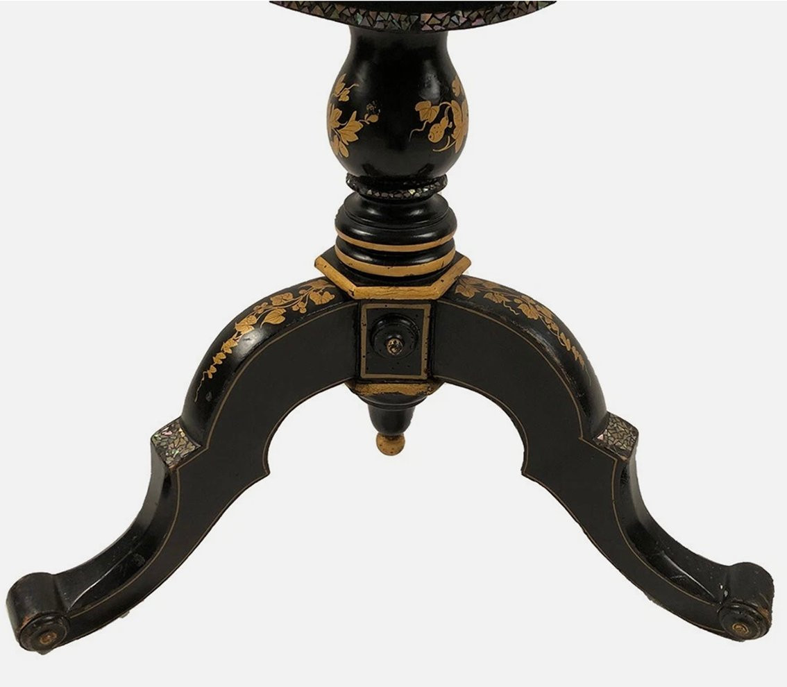 A Tilting Pedestal Table In Blackened Wood With Painted Decoration Of Flowers And Birds, Burgauté Style. Napoleon III-photo-2