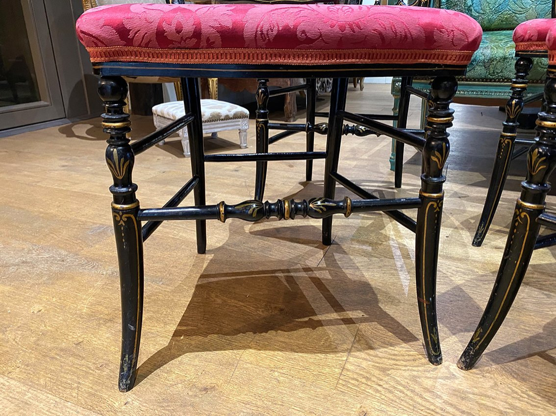 Série de quatre chaises Napoléon III, bois laqué noir et rechampi or-photo-1